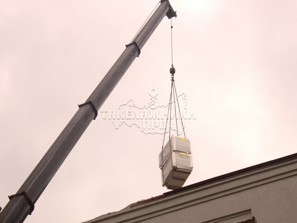 Подъем вентиляционного оборудования на крышу, при помощи автокрана г/п 40 тонн